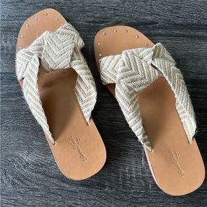 Universal Thread Sandals